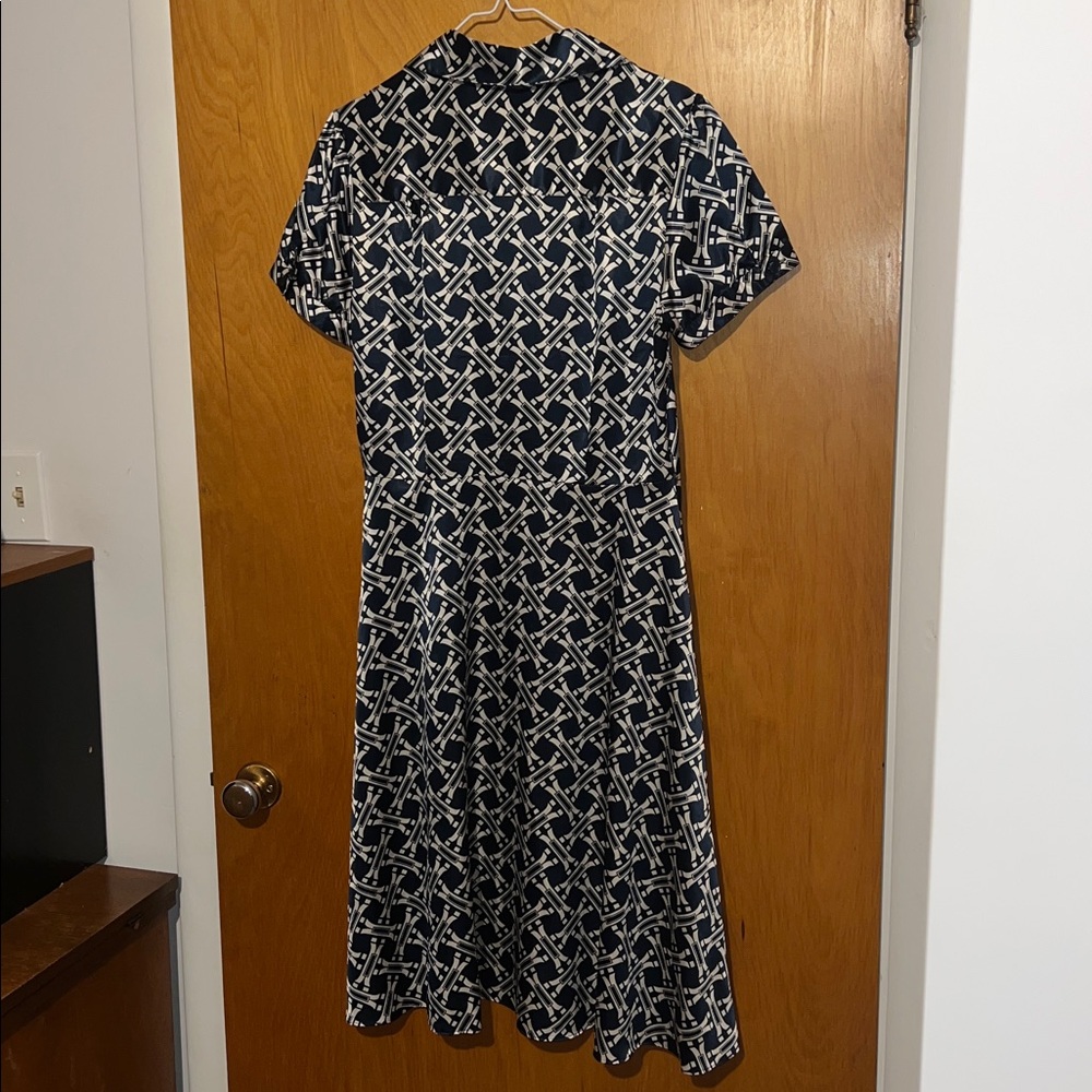 Chic Satin Navy and White Geometric Midi Dress - Picture 4 of 4